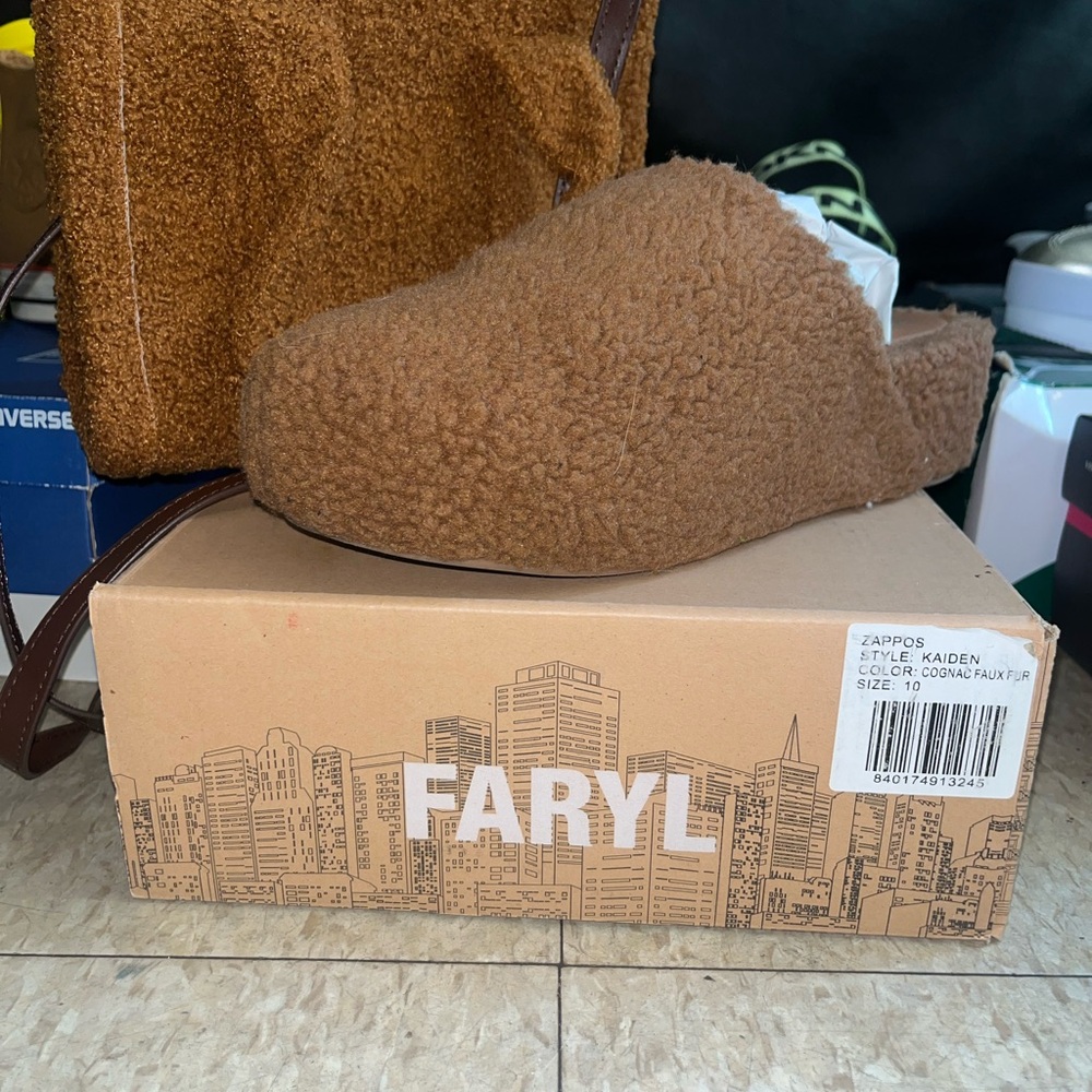 women’s size 10 Teddy Clogs